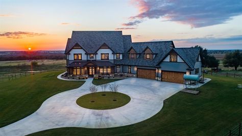 House With Big Garage, Round Driveway, Big Beautiful Houses, Dream House Layout, Circle Driveway, Big Garage, Farmhouse Style House Plans, Contemporary House Plans, Barn Style House