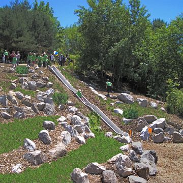 My backyard needs this! Backyard Slide, Modern Playground, Natural Playscapes, Natural Playground Ideas, Playground Landscaping, Playground Safety, Natural Playgrounds, Outdoor Play Space, Landscaping On A Hill