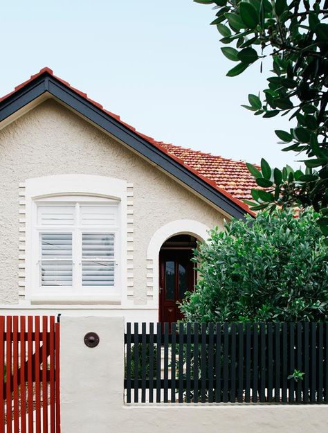 Bungalow Exterior Colors Schemes, Brick Bungalow Exterior, California Bungalow Exterior, Bungalow Exterior Colors, Beach House Modern, Arent Pyke, Bronte Beach, Modern Coastal Home, Interior Elements