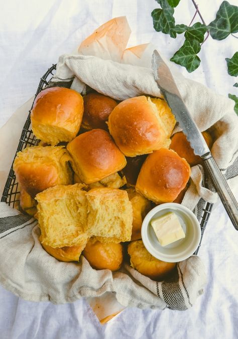 Squash Rolls, Milk Bread Rolls, Rolls Dinner, Butternut Squash Bread, Soft Dinner Rolls, Squash Bread, Christmas Breakfast Casserole, Cut Butternut Squash, Breakfast Bread Recipes