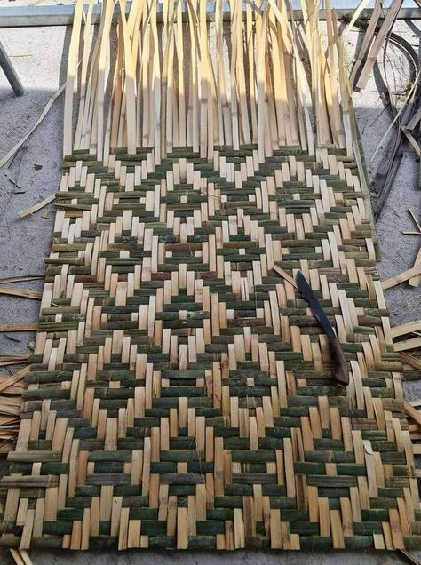 Bamboo Gate Diy, Bamboo Wall Covering, Anyaman Bambu, Bamboo Diy, Flax Weaving, Bamboo Building, Basket Weaving Patterns, Bamboo Decor, Diy Anniversary