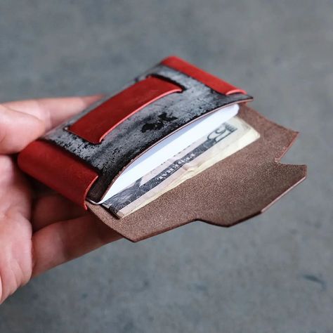 The Lobster stitchless wallet. With this pattern you can combine two leathers vs the usual one irregular piece of leather folded into a wallet. Fun! 😁 Happy crafting, Deyan ❤️ Leather Wallet Pattern, Diy Wallet, The Lobster, Wallet Pattern, Leather Pattern, Leather Craft, Wallet Men, Wallets For Women, Leather Wallet