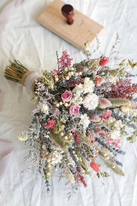 Rustic Wedding Decor Wildflowers, Wild Flower Bridesmaid Bouquet, Dried Wildflower Wedding, April Wedding Flowers, Summer Wildflower Bouquet, Wild Flower Wedding Bouquet, Flower Themed Wedding, Bouquet Of Flowers Wedding, Spring Wedding Hair