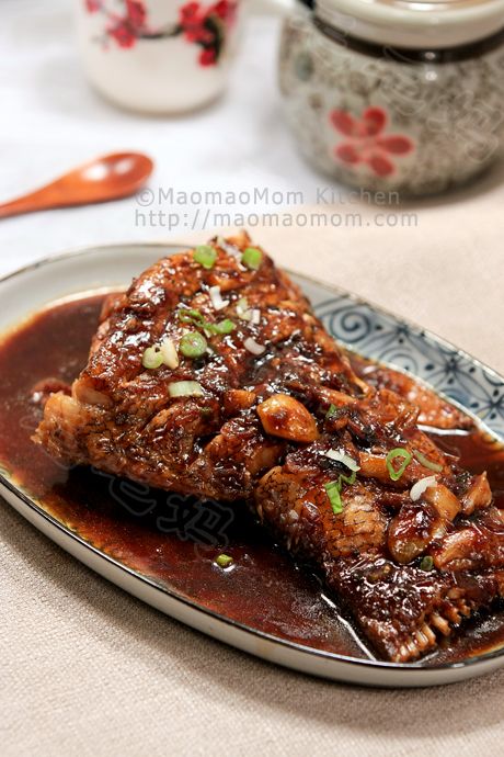 【Braised fish in savory soy sauce】  by MaomaoMom This is a traditional Chinese way to cook fish, if you don’t mind the bones. I suggest using fish without many tiny bones. This dish is ideal t Chinese Fish Recipe, Braised Fish, Asian Fish Recipes, Cook Fish, Mapo Tofu, Yummy Seafood, Cooking Seafood, How To Cook Fish, Chinese Dishes