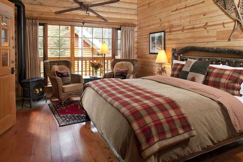 Log Cabin Bedroom Modern Lake House Bedroom, Lake House Bedroom Ideas, Rustic Cabin Bedroom, Cabin Bedroom Decor, Log Bedroom, Lakehouse Bedroom, Cabin Decorating, Lake House Bedroom, House Bedroom Ideas