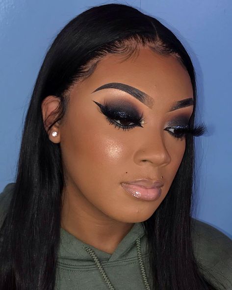 Dramatic glam Makeup By me 💛 Using @likegoldcosmetics pigment “DAISY” on the inner Conner Use my code “ILLSBEAUTY” for $$$ off 🥳 • • • •… Black Makeup Looks, Black Smokey Eye Makeup, Birthday Makeup Looks, Black Eye Makeup, Glitter Makeup Looks, Cute Eyeshadow Looks, Makeup Hacks Beauty Secrets, Makeup For Black Skin, Glam Makeup Look