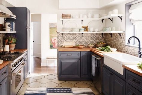 The Most Beautiful Kitchen Backsplashes We've Ever Seen via @domainehome Two Toned Kitchen Cabinets, Concrete Tile Floor, Kitchen Open Shelves, California Bungalow, Kabinet Dapur, Two Tone Kitchen, Decor Ikea, Classic Kitchen, Kitchen Floor Tile