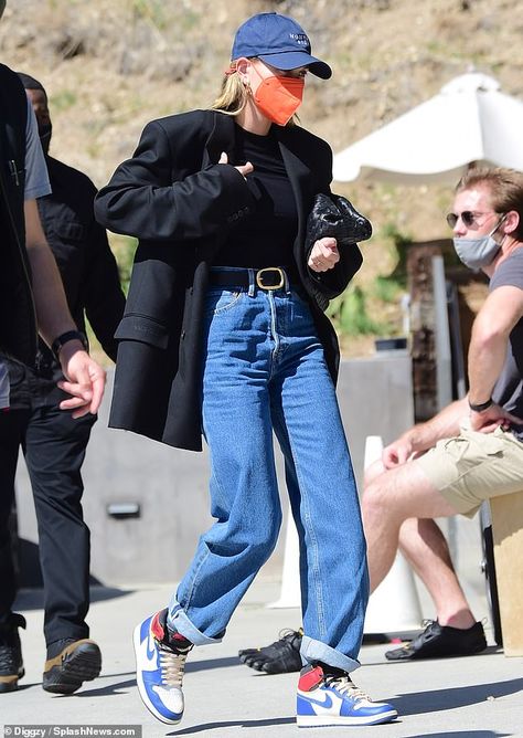 Hailey Bieber Sneaker Style, Hailey Bieber Black Blazer, Hailey Bieber Sneakers, Hailey Bieber Blazer Outfit, Sneaker Style Women, Hailey Bieber Casual Outfits, Blazer Hailey Bieber, Hailey Bieber Style Casual, Business Casual With Sneakers