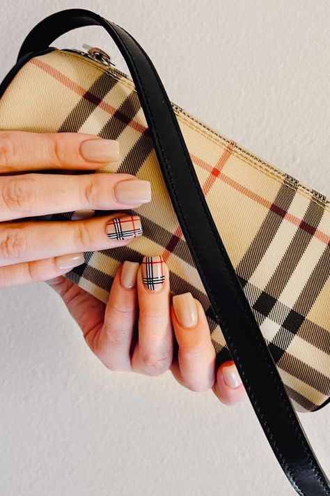 Super chic burberry nails! These are short acrylics with gel nail art! Get more fun nail art designs here! #burberrynails #nailart Fun Nail Art Designs, Burberry Nails, Fun Nail Art, Organize Your Closet, Burberry Baby, Short Acrylics, Nail Polish Colors Fall, Plaid Nails, Laundry Bags