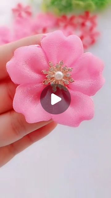 Flower Hair Pins Diy, Fabric Flowers Handmade, Flowers Hair Clips, Hair Pins Diy, Flower Decoration Ideas, Paper Flowers Diy Easy, Fabric Flower Pins, Diy Hair Accessories Ribbon, Making Fabric Flowers