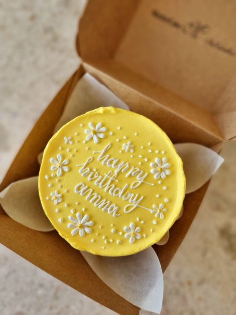 Yellow Bento Cake Design, Pastel Yellow Birthday Theme, Holud Cake Designs, Mini Yellow Cake, Pastel Yellow Cake Aesthetic, Pastel Yellow Birthday Cake, Birthday Cake Yellow Theme, Yellow Decorated Cake, Yellow Bento Cake