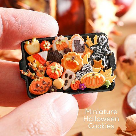 Miniature autumn / Halloween cookies and treats! Which wou… | Flickr Biscuits Halloween, Dollhouse Halloween, Halloween Cookies Decorated, Chocolate Rabbit, Miniature Halloween, Mini Treats, Tiny Treats, Halloween Miniatures, Dollhouse Food