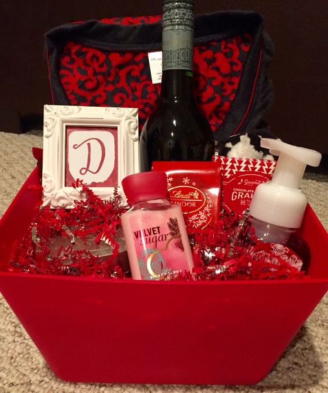 Red themed Christmas basket. Contents include: a candle, bottle of wine, bath & body works goodies, chocolates, pajamas, personalized picture frame... ❤️ Burgundy Gift Basket Ideas, Xmas Basket Gift Ideas For Best Friend, Burgundy Basket Ideas, Red Themed Basket, Red Gifts For Best Friend, Bath And Body Works Raffle Basket, Christmas Gift Baskets For Girlfriend, Red Birthday Basket, Red Basket Gift Ideas For Boyfriend