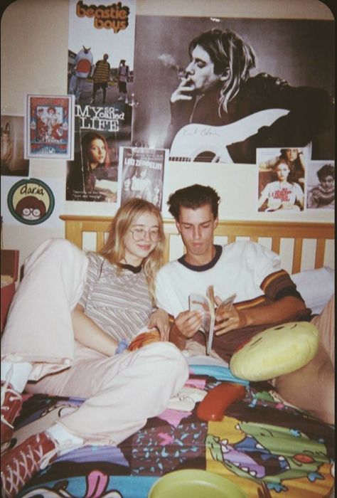 90s Bedroom Aesthetic, Punk Room, Grunge Posters, Minimalist Bedroom Design, Grunge Room, Couple Bedroom, Room Ideas Bedroom, Bedroom Aesthetic, Aesthetic Bedroom