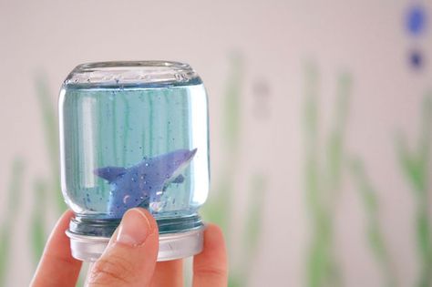 How to make Under the Sea snow globe aquariums Dolphin Birthday Party, Dolphin Birthday Parties, Dolphin Birthday, Underwater Birthday, Dolphin Party, Toddler Party Games, Underwater Party, Sea Party Ideas, Ocean Birthday Party