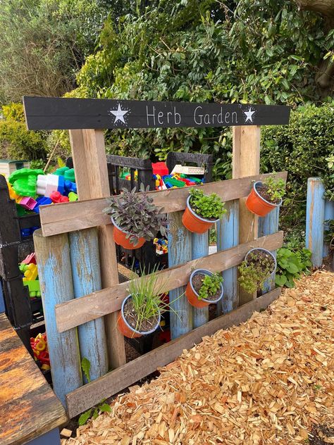 Outdoor Continuous Provision Eyfs, Sensory Backyard, Tin Can Garden Ideas, Daycare Garden, Eylf Programming, Outdoor Eyfs, Outdoor Music Area, Teaching Garden, School Outdoor Area