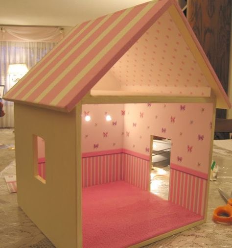 Free ideas for your lighted dollhouse, furniture, miniatures. Easy doll house decorating ideas, tips, free wallpaper and flooring downloads. Diy Doll House Cardboard Easy, Doll House Decorating Ideas, Easy Doll House, American Girl Storage, Homemade Dollhouse, Furniture Miniatures, Cardboard Dollhouse, Dollhouse Decorating, White Christmas Lights