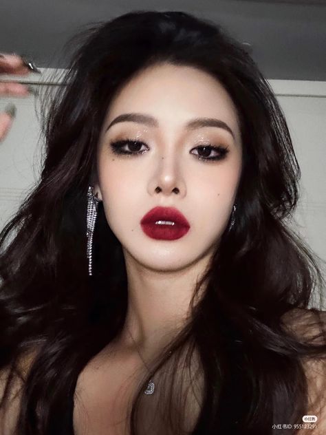 Chinese girl Black Lace Dress Makeup, Chinese Cushion Foundation, Asian Vampire Makeup, Red Lip Makeup Looks, Makeup For Winter, Femme Fatale Makeup, Deep Winter Makeup, Dark Divine Feminine, Gatsby Makeup