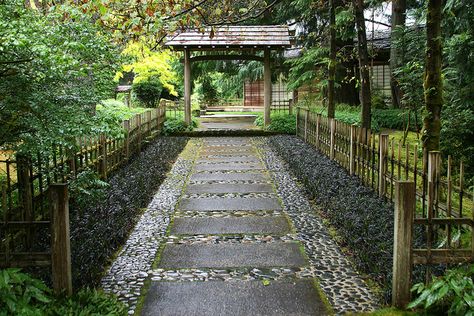 japanese garden pathway. Pathway from front door Formal Garden Design, Asian Garden, Garden Walkway, Formal Garden, Formal Gardens, Woodland Garden, Garden Pathway, Zen Garden, Garden Styles