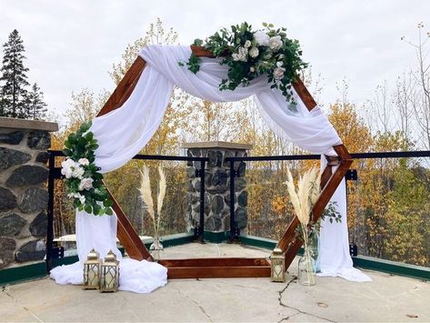 Hexagon Wedding Arch Christmas, Wedding Alter Hexagon, Hexagon Backdrop Wedding Reception, Octagon Wedding Arch Decor, Octagon Arch Decoration Wedding, Hexagon Arch Decoration Wedding, Octogan Wedding Arches Boho, Hexagon Wedding Arch Decoration Ideas, Wedding Arbor Hexagon