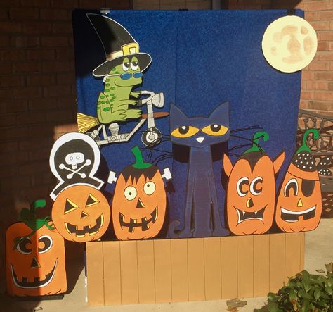 Pete the Cat Trunk or Treat Trunk Or Treat Pete The Cat, Pete The Cat Five Little Pumpkins Craft, Pete The Cat Halloween Bulletin Board, Halloween Pete The Cat, Pete The Cat Trunk Or Treat, Pete The Cat Trunk Or Treat Ideas, Barnyard Classroom, Trunker Treat Ideas, Five Little Pumpkins