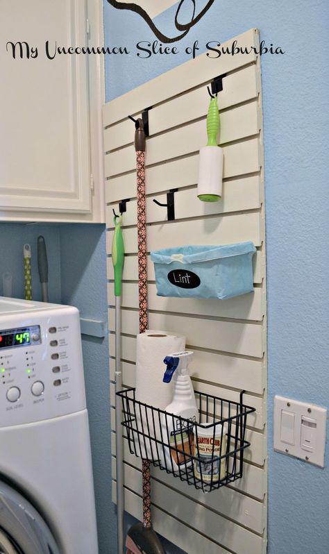 lavanderia organizada con el uso de reja de madera ---------------- Organized Laundry Room using slatewall Organized Laundry, Laundry Room Decorating, Laundry Room Hacks, Laundry Room Storage Shelves, Small Laundry Room Organization, Room Storage Diy, Farmhouse Laundry Room, Laundry Room Remodel, Laundry Decor