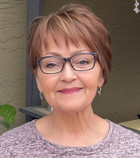 Over 60 Asymmetric Crop with a Piece-y Fringe Modern Pixie Haircut, Bangs For Women Over 50, Hairstyle For Women Over 50, Short Haircuts Ideas, Modern Pixie, Short Layered Bob Hairstyles, Haircuts Ideas, Pixie Bob Haircut, Over 60 Hairstyles