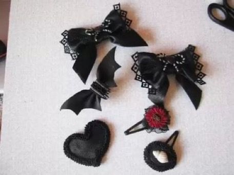 Goth Scrapbook, Gothic Diy, Diy Hair Clips, Gothic Jewelry Diy, Gothic Baby, Mini Hats, Goth Baby, Gothic Hairstyles, Goth Accessories