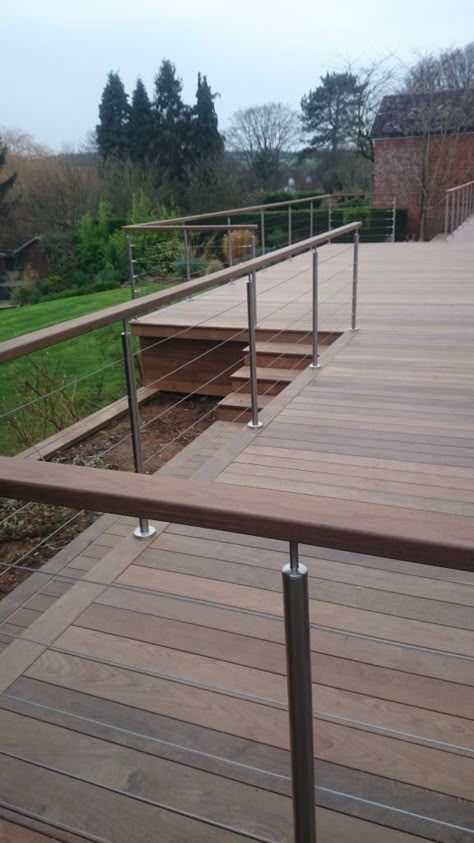 Reling Design, Deck Handrail, Wood Deck Railing, Patio Railing, Deck Railing Design, Decking Ideas, Cedar Cladding, Hardwood Decking, Railings Outdoor