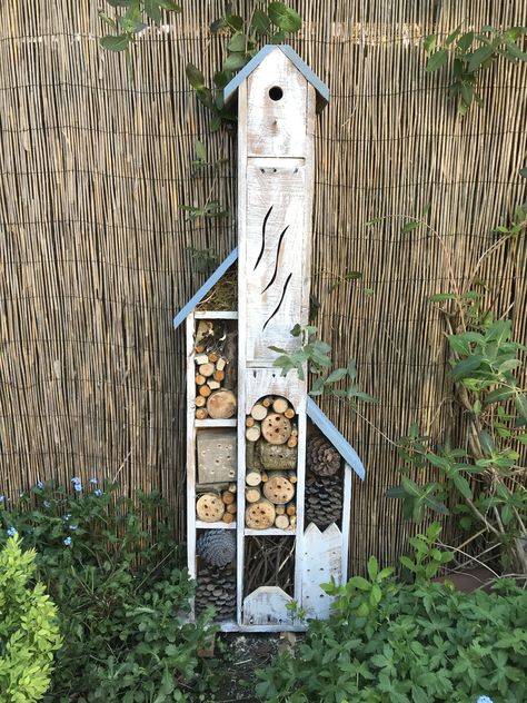 Bug House, Pallet Bug Hotel Ideas, Diy Insect Hotel, Insect Hotels Diy, Make A Bug Hotel, Pallet Insect Hotel, Cd Rack, Insect Hotel, Bug Hotel