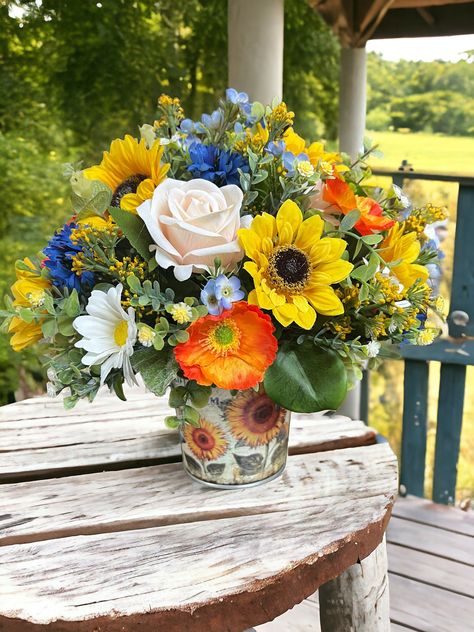 Sunflower Table Centerpieces, Sunflower Table, Blue Hydrangea Wedding, Roses Orange, Event Balloons, Balloons Ideas, Orange Poppies, White Flower Arrangements, Filler Flowers