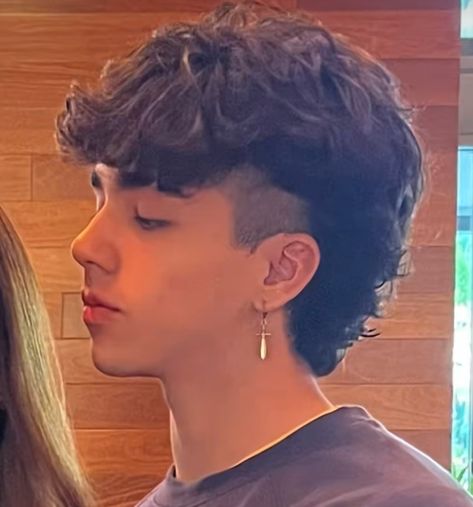 Mullet For Round Face Men, Male Wolfcut Hairstyle, Short Mullet Fade, Mullet Middle Part, Hairstyle According To Face Shape, Burst Fade Mullet, Wavy Mullet, Mullet Boy, Mens Haircuts Thick Hair