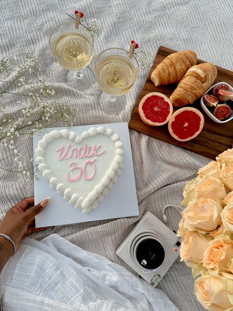 Aesthetic Picnic Birthday, Small Birthday Ideas, 20 Birthday Cake, Small Birthday Cakes, Twenty First Birthday, Aesthetic Picnic, Happy Birthday Decor, Picnic Summer, Birthday Goals