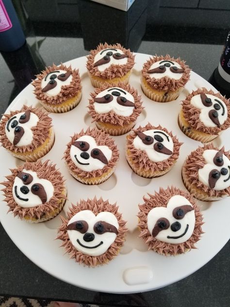 Sloth cupcakes! Sloth Cupcakes, Sloth Birthday Party Ideas, Sloth Cake, Sloth Birthday Party, Sloth Cupcakes Easy, Sloth Desserts, Diy Sloth Cake, Sloth Cupcakes Ideas, Sloth Party