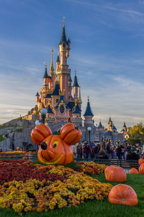 Disneyland Paris October, Disney In Halloween, Disney Paris Halloween, Disney In Fall, Disneyland Paris Halloween, Disneyland Fall, Halloween At Disneyland, October Moodboard, Paris In December