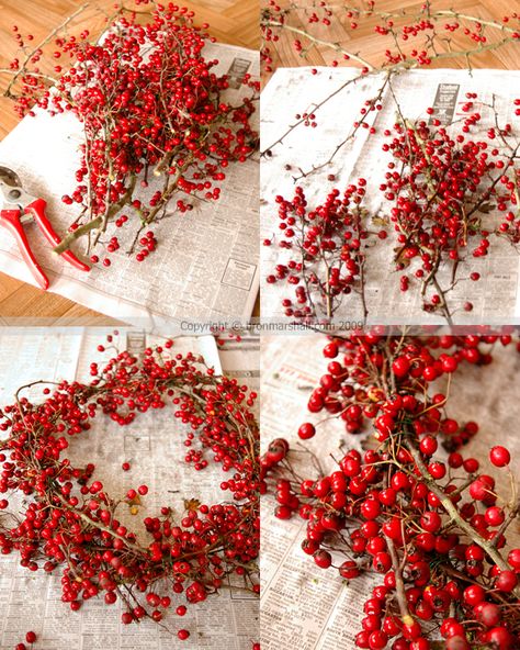 Classy Christmas Decor, Rose Gold Christmas Decorations, Fall Party Decorations, Red And Gold Christmas Tree, Red Christmas Decor, Rose Gold Christmas, Very Berry, Classy Christmas, Gold Christmas Decorations