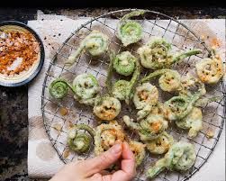 Recipe: Fiddlehead Tempura With Sriracha Creme Fraiche Fiddlehead Fern Recipes, Dewberry Recipes, Manju Recipe, Fiddlehead Recipes, Edible Ferns, Fiddlehead Fern, Foraged Food, Eating Raw, Veggie Sides