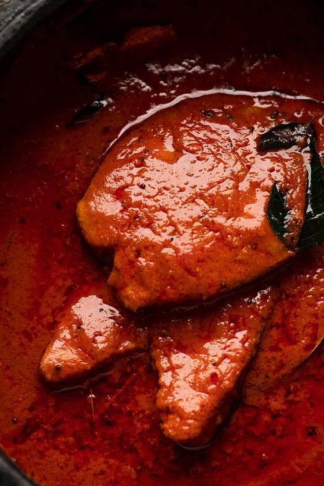 Spicy Fish Recipes, Fish Curry Recipe Indian, Snapper Curry, Pomfret Fish Recipe, Tamarind Curry, Fish Indian, Indian Fish Curry, Tamarind Fish, Beef Roulade