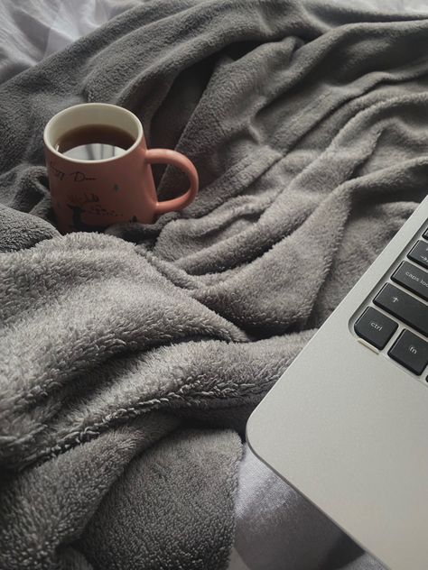 Cozy Day At Home Aesthetic, Chill Day Aesthetic, Cozy Work From Home Aesthetic, Staying Home Aesthetic, Chilling At Home Aesthetic, Tea Aesthetic Cozy, Chill Mood Aesthetic, Chill Asthetic, Soft Cozy Aesthetic