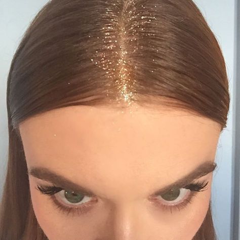 Holland Roden - Holland took note of one of the biggest festival hair trend this year and will stand out from the crowd tonight in glitter roots. Glitter Roots Hair, Festival Hair Trends, Noriker Horse, Glitter Roots, 5 Minute Hairstyles, New Year Hairstyle, Easy Hairdos, Holland Roden, Prom Hairstyles For Short Hair