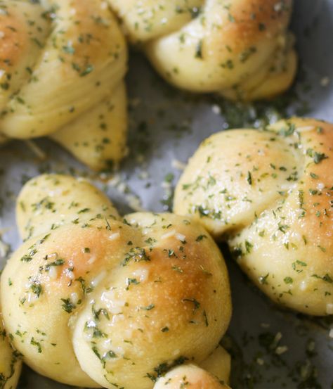 How to make easy garlic knots using a bread machine! - ourlittlebluehomestead.com Bread Maker Garlic Knots, Bread Machine Garlic Knots, Garlic Knot Bread, Bread Machine Garlic Bread, Bread Knots, Easy Garlic Knots, Homemade Garlic Knots, Garlic Knots Recipe, Bread Rolls Recipe