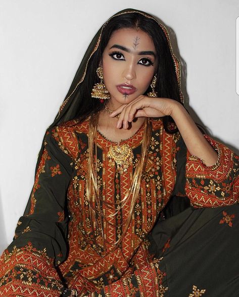 Culture and tradition Balochi Sindhi Wedding Dress, Pakistan Traditional Clothing, Kashmiri Hairstyle, Afghani Culture Aesthetic, Balochi Jewellery, Balochistan Culture, Kashmiri Culture, Baloch Culture, Balochi Culture