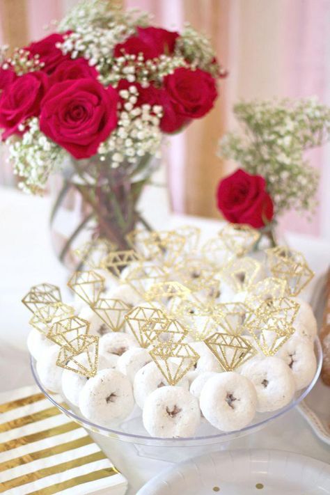 White Themed Bridal Shower Decor, Donut Wedding Shower Ideas, Bridal Shower Ideas Donut, Fun Bridal Shower Decor, Brunch Food For Bridal Shower Mornings, Brunch Themed Bridal Shower Ideas Food, Bridal Shower Brunch Bar, Wedding Shower Ideas Brunch, Brunch Ideas For Bridal Party