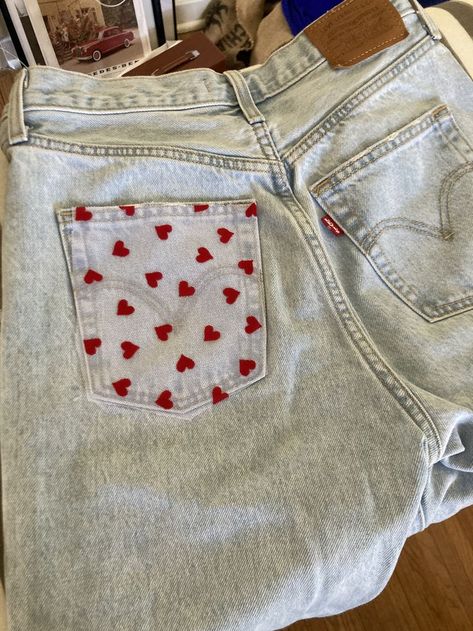 Custom Jeans Diy, Embroidery Jeans Diy, Embroider Ideas, Clothes Embroidery Diy, Simple Hand Embroidery Patterns, Diy Embroidery Patterns, Diy Fashion Clothing, Denim Crafts, Embroidery On Clothes