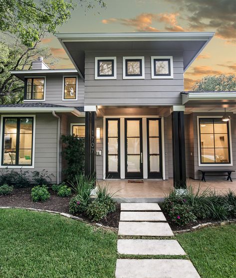 43 Eye Catching Home Exterior Designs Black Windows Exterior, Grey Exterior House Colors, Gray House Exterior, Porch Design Ideas, Transitional Exterior, Hardie Siding, Gray House, Grey Exterior, Grey Houses