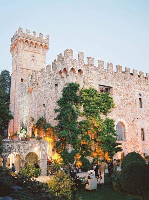 The romantic, elegant destination wedding of Celine & Michael in a castle in Florence - Sposiamovi Scotland Castle Wedding, French Castle Wedding, Wedding Venue France, Italian Castle, Destination Wedding Italy, Castle Wedding Venue, Curated Wedding, Scotland Castles, Modern Fairytale