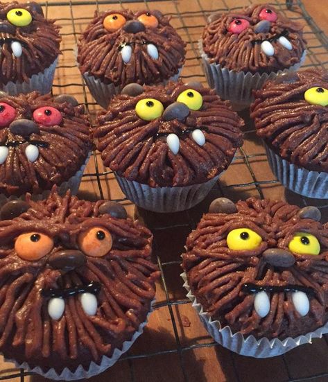 [Homemade] Chilli chocolate werewolf cupcakes for last Halloween (look a bit more like ewoks but heyo) Werewolf Cupcakes, Werewolf Party, Savory Halloween Food, Animal Themed Food, Halloween Cupcake Cake, Spooky Cupcakes, Zombie 3, Wolf Party, Chilli Chocolate