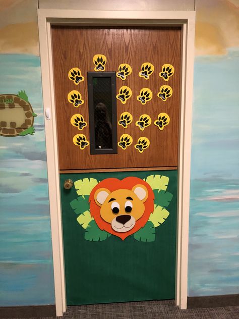 Jungle Theme Classroom Decorations, Preschool Classroom Themes, Jungle Theme Classroom, Lion Craft, Ocean Theme Classroom, School Door Decorations, Prek Classroom, Preschool Bulletin, Preschool Bulletin Boards