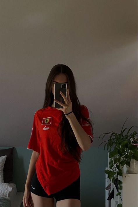 Ferrari Shirt, Ferrari Formula 1, Race Outfit, Looks Party, Outfit Formulas, Tomboy Style Outfits, F1 Racing, Tomboy Fashion, Tshirt Outfits