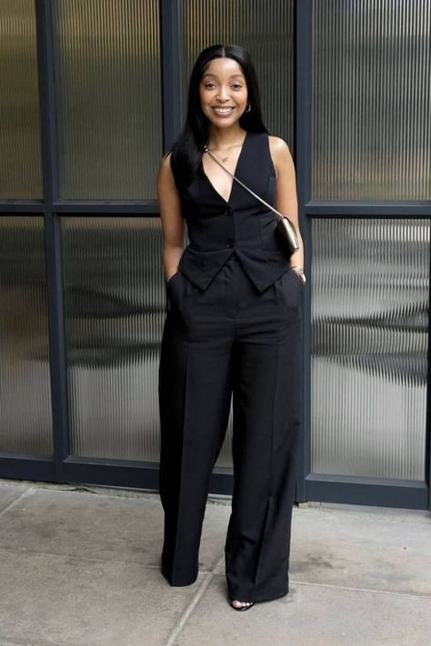 Black Celebrities Female Outfits, Women Summer Suit Outfit, Work Outfits For The Week, Cullotes Pants Outfit, Monochrome Business Outfits, Causal Elegant Outfits For Women, Graduation Attire For Women Attendee, Spring Graduation Outfits Guest, Church Clothes Black Women